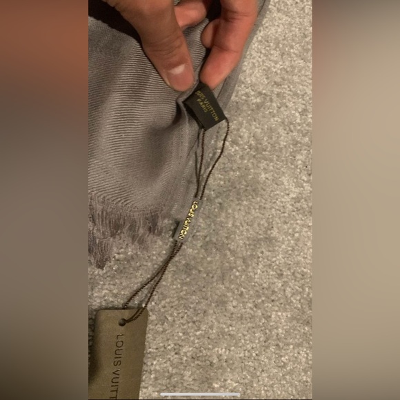 Louis Vuitton scarf - Picture 3 of 4